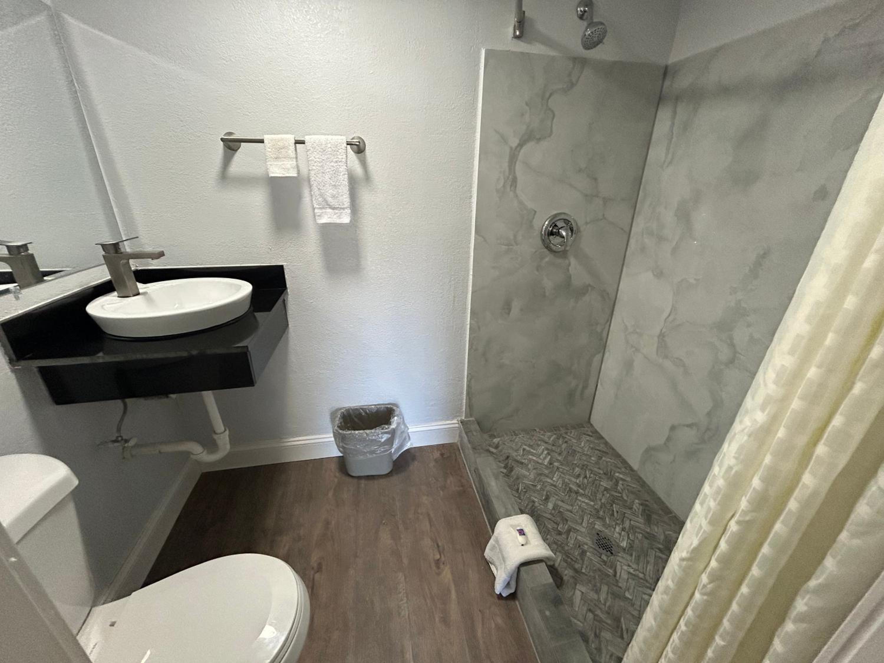 1 King Bed - Non-Smoking, Micfridge, Motel6 Ponca City, OK 6/10