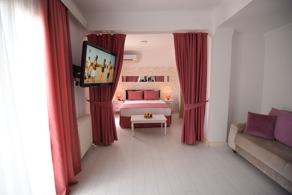 Mia Hill Suites 23/40