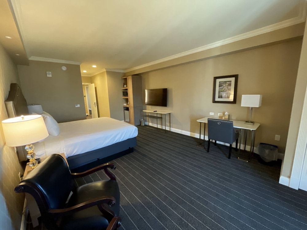 Majestic Inn & Spa 27/80