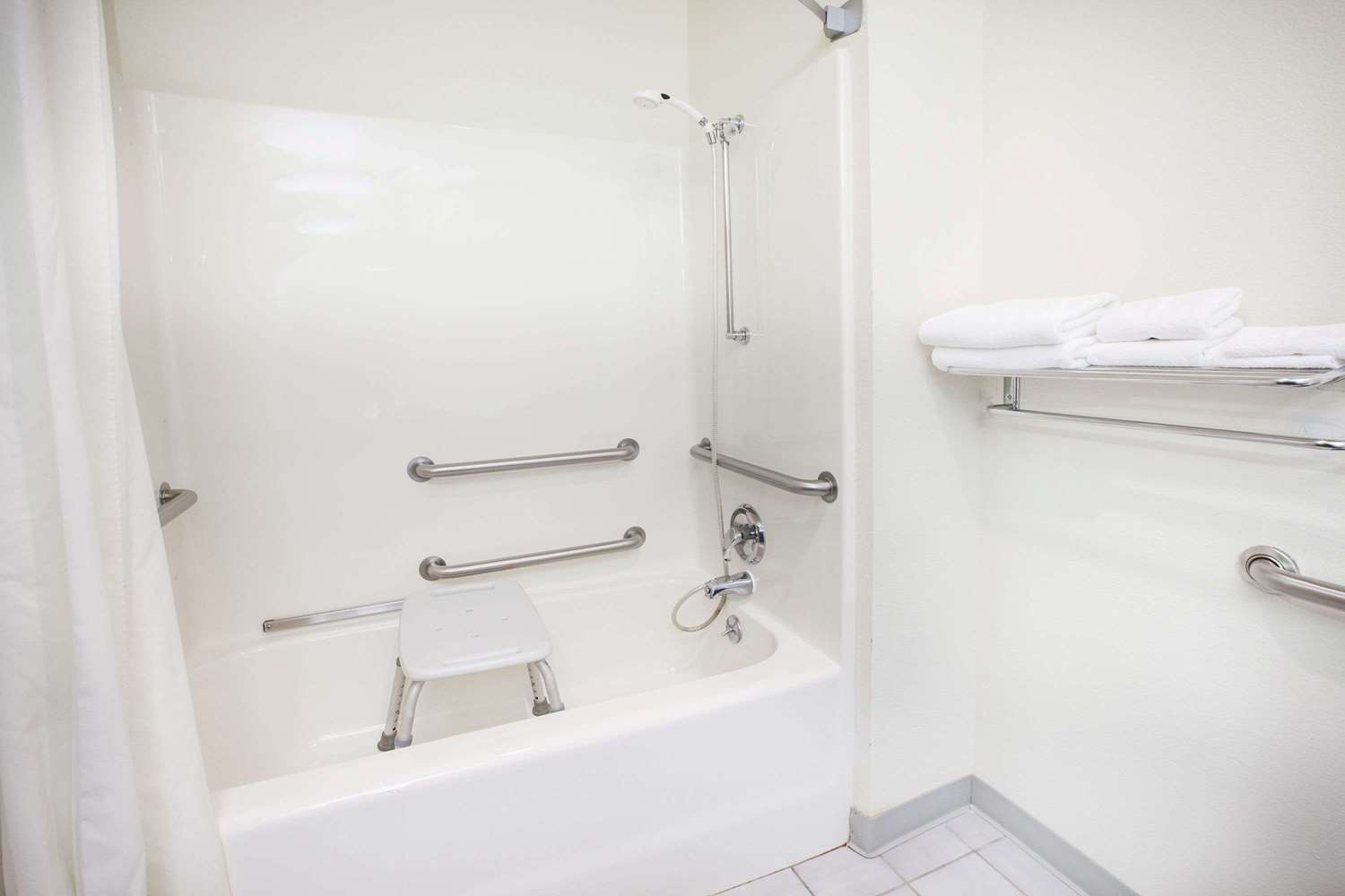 Super 8 by Wyndham West Branch 18/18