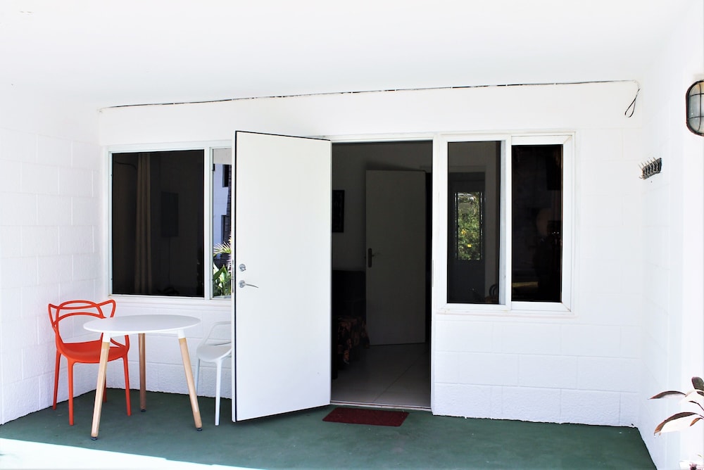 Bungalow Beach Hotel 34/58