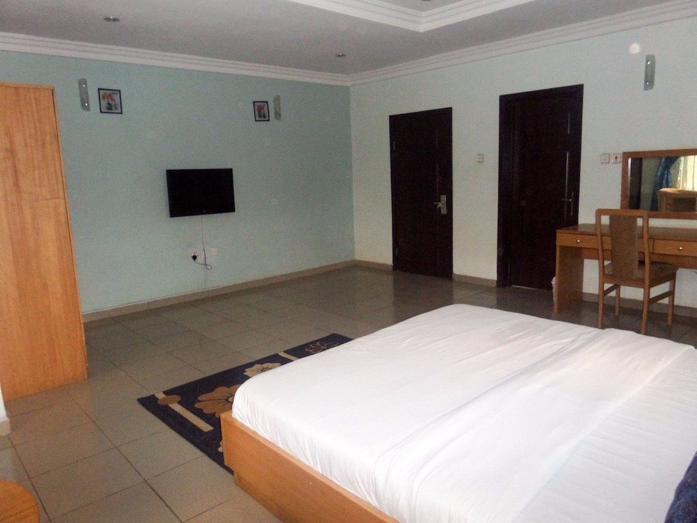 Junbic Apartment And Suites 6/22