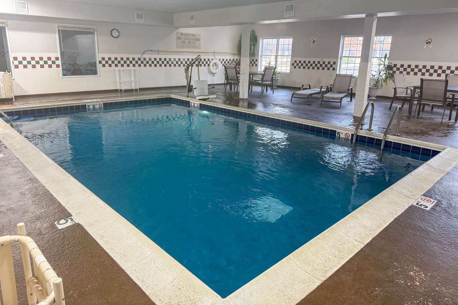 Country Inn & Suites By Radisson Elgin, IL 17/18