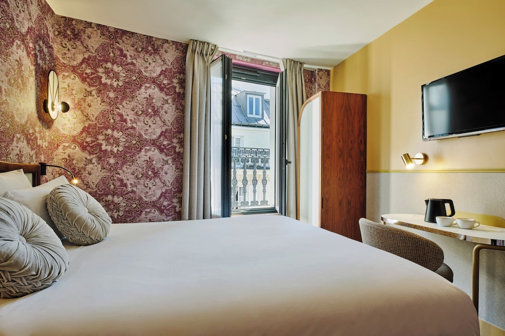 ROOM, DOUBLE BED
