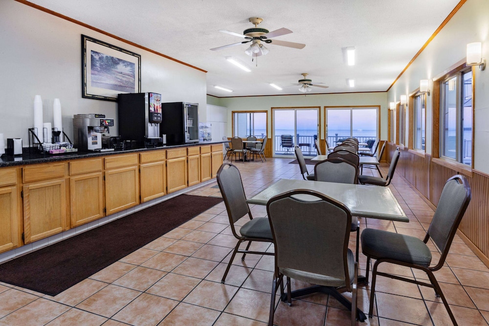 Days Inn Suites By Wyndham St Ignace Lakefront 29/50