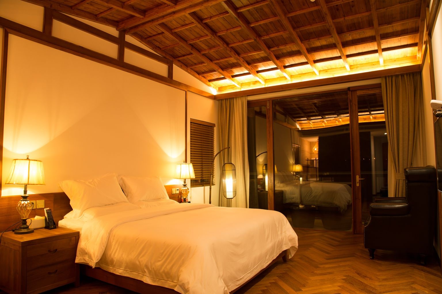 Lake, Queen Bed