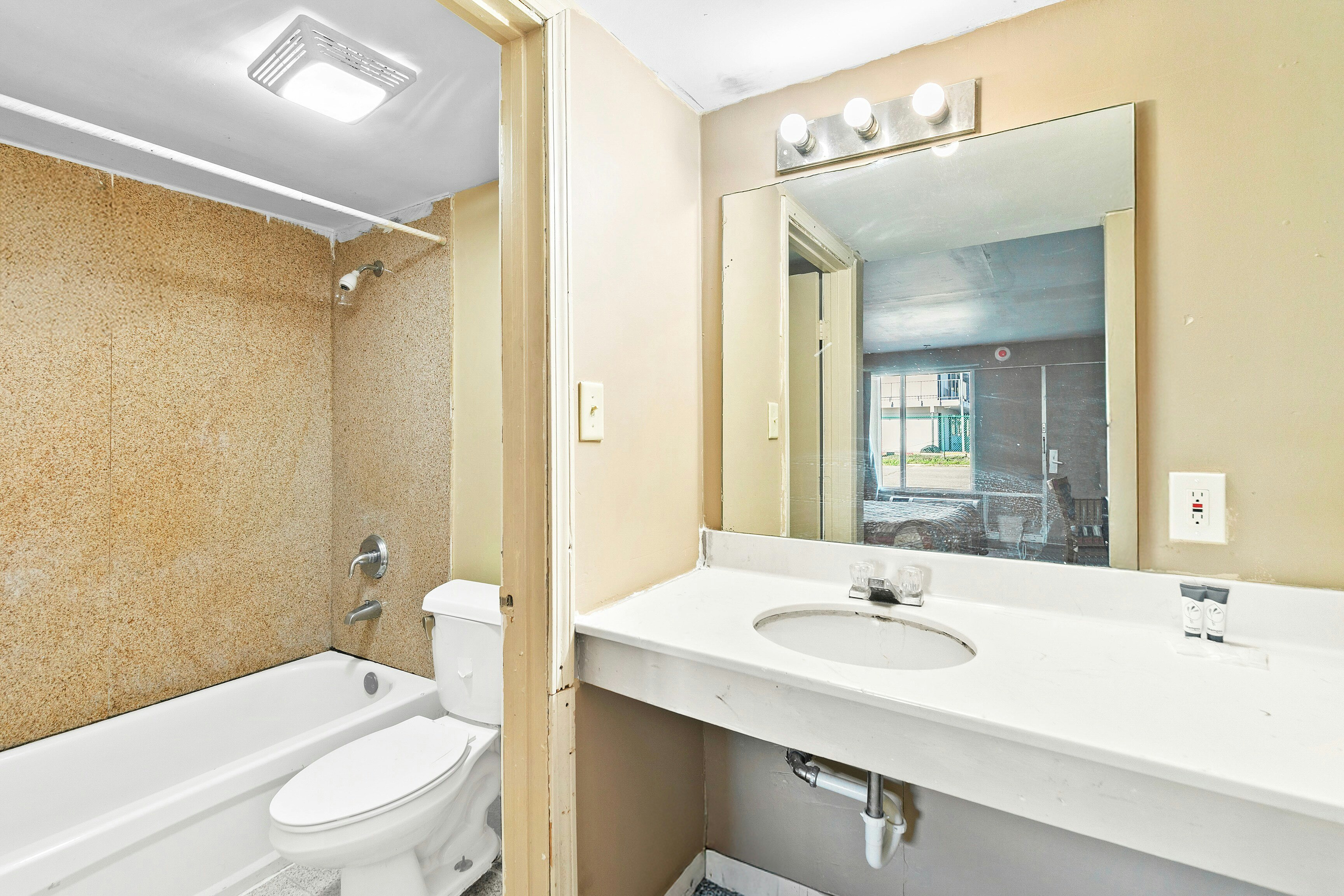 Luxury Inn By Hotel O Hattiesburg, MS 46/50