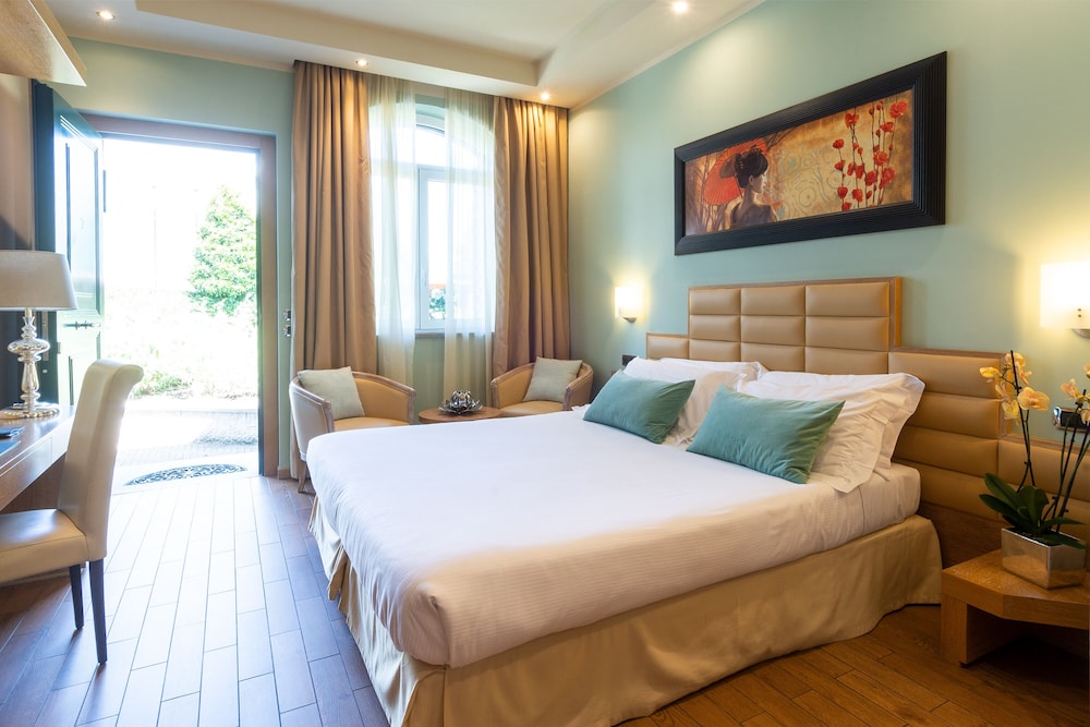 DELUXE, DOUBLE BED, JETTED TUB