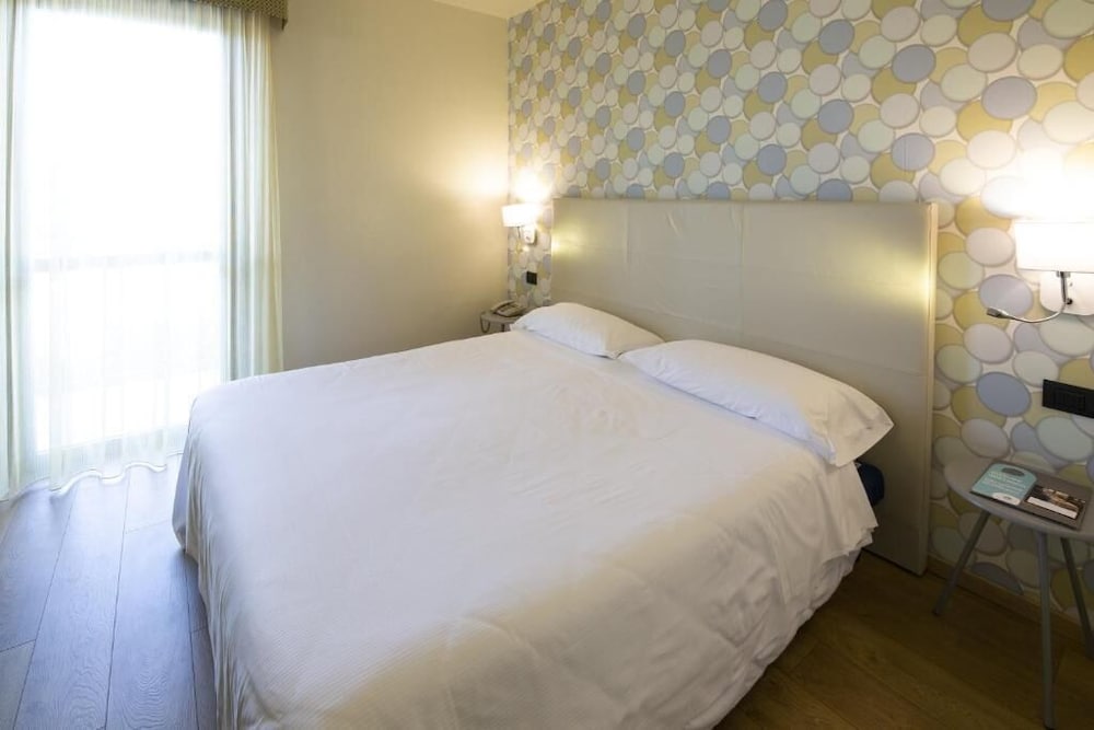 ROOM, SINGLE, DOUBLE BED
