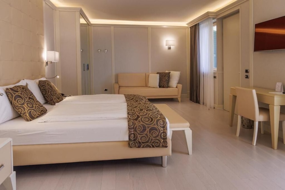GARDEN, JUNIOR SUITE, HOUSE