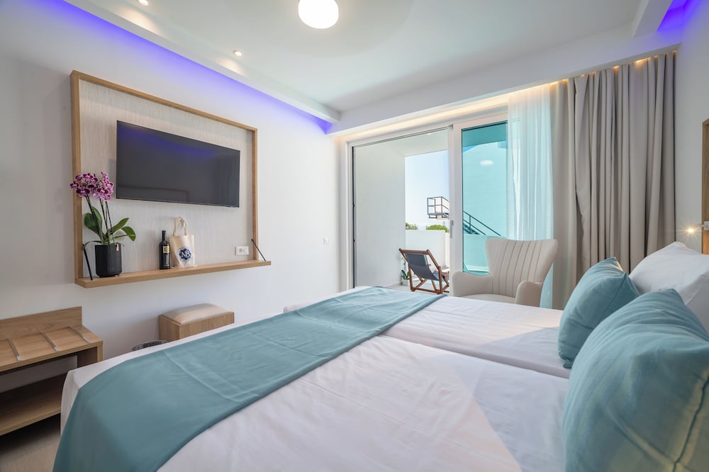 DELUXE, DOUBLE OR TWIN BED, POOL VIEW, SHARED POOL