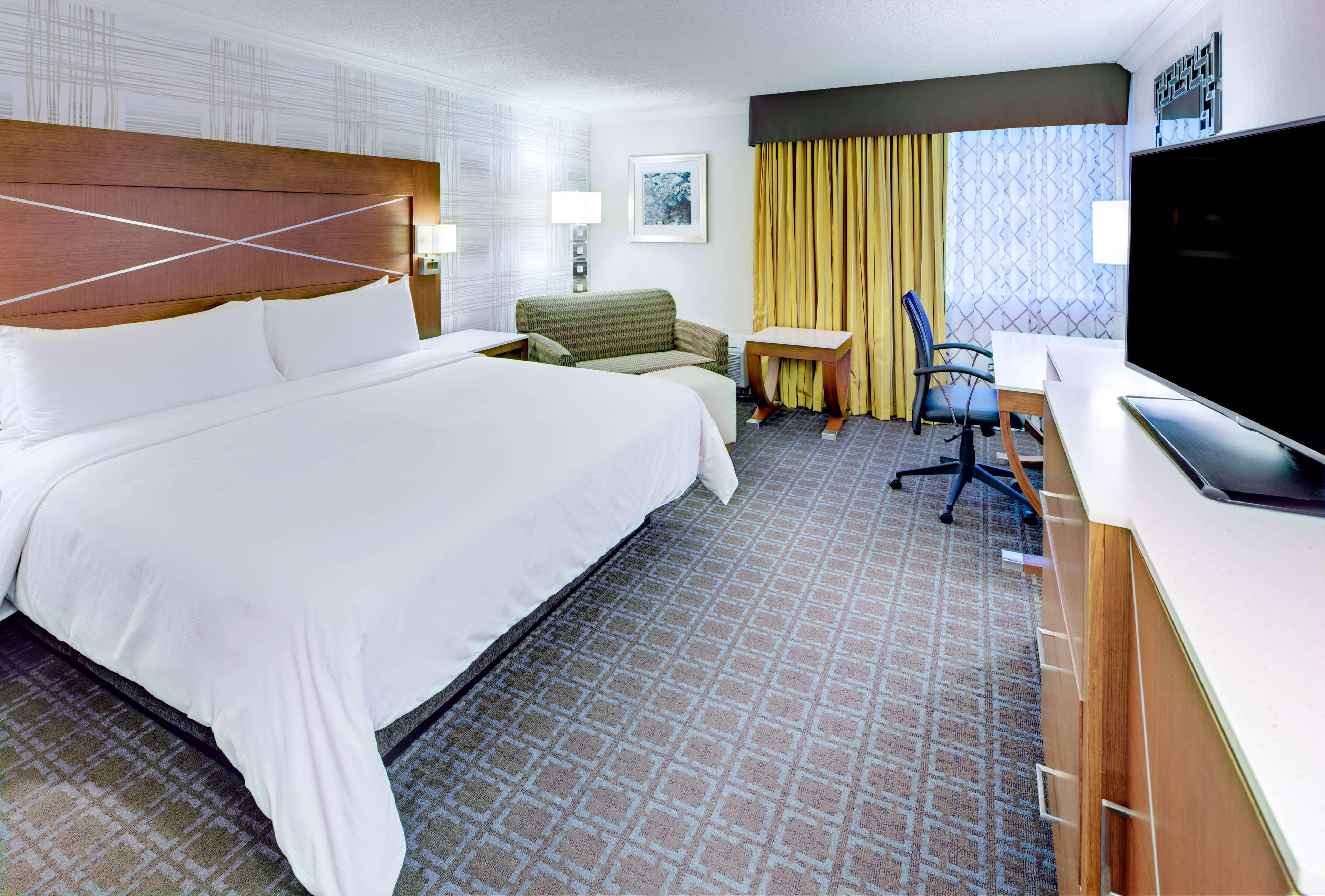 DELUXE, QUEEN BED, TOP FLOOR, ACCESSIBLE