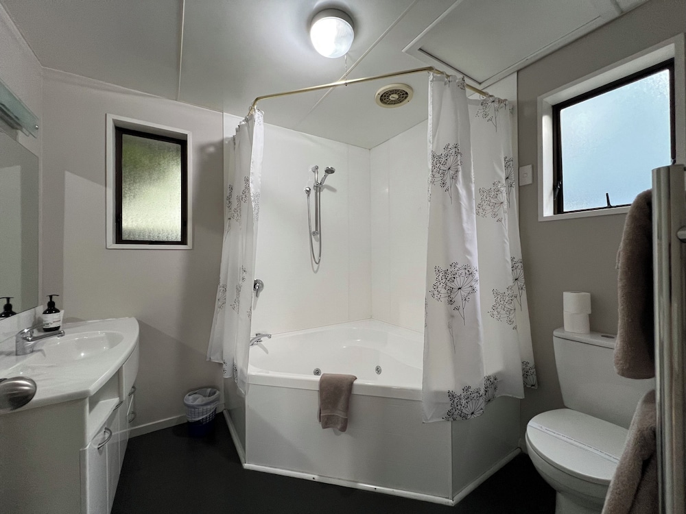 Strathern Motor Lodge 53/59
