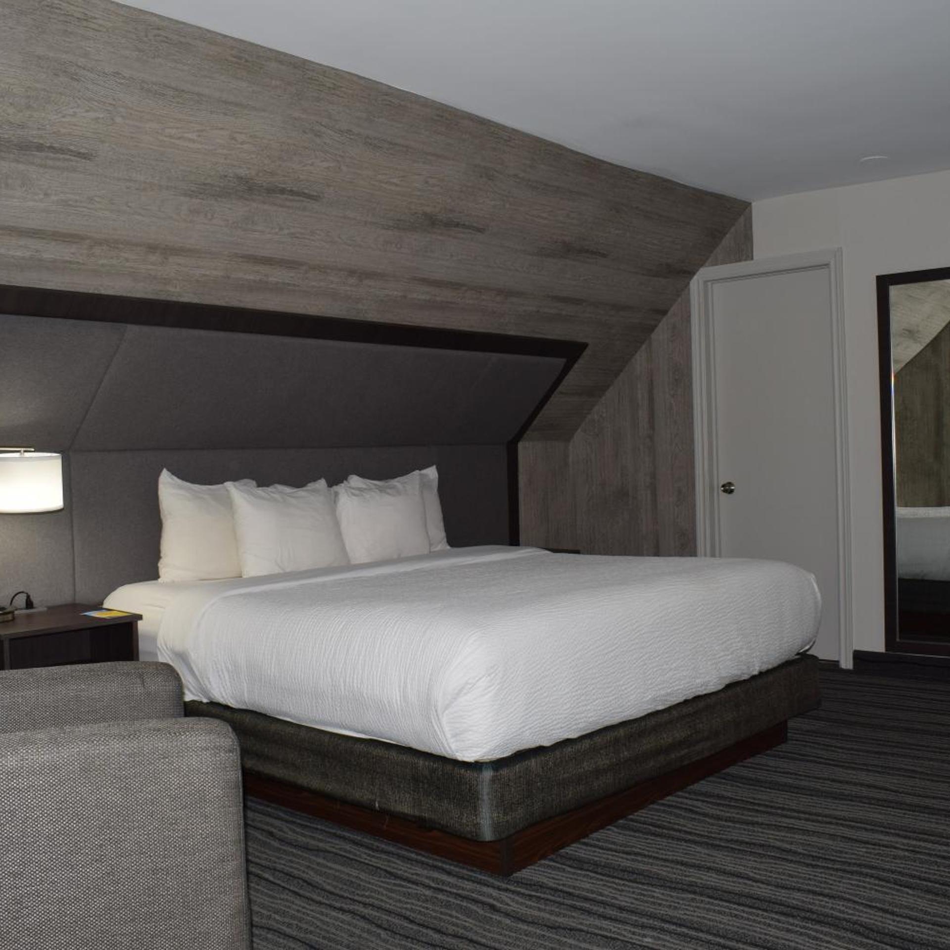 DELUXE, KING BED