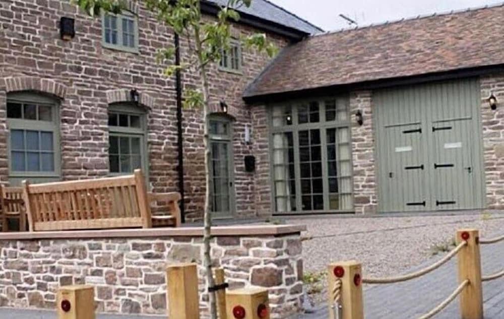 England's Gate And Coachhouse 4/34