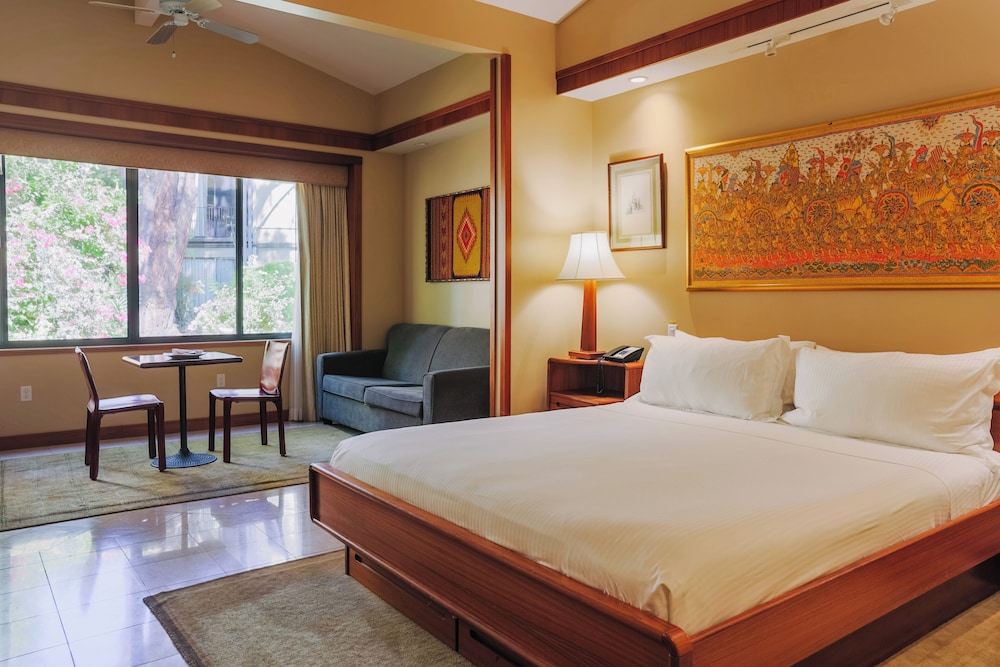 Dinah's Garden Hotel 7/60