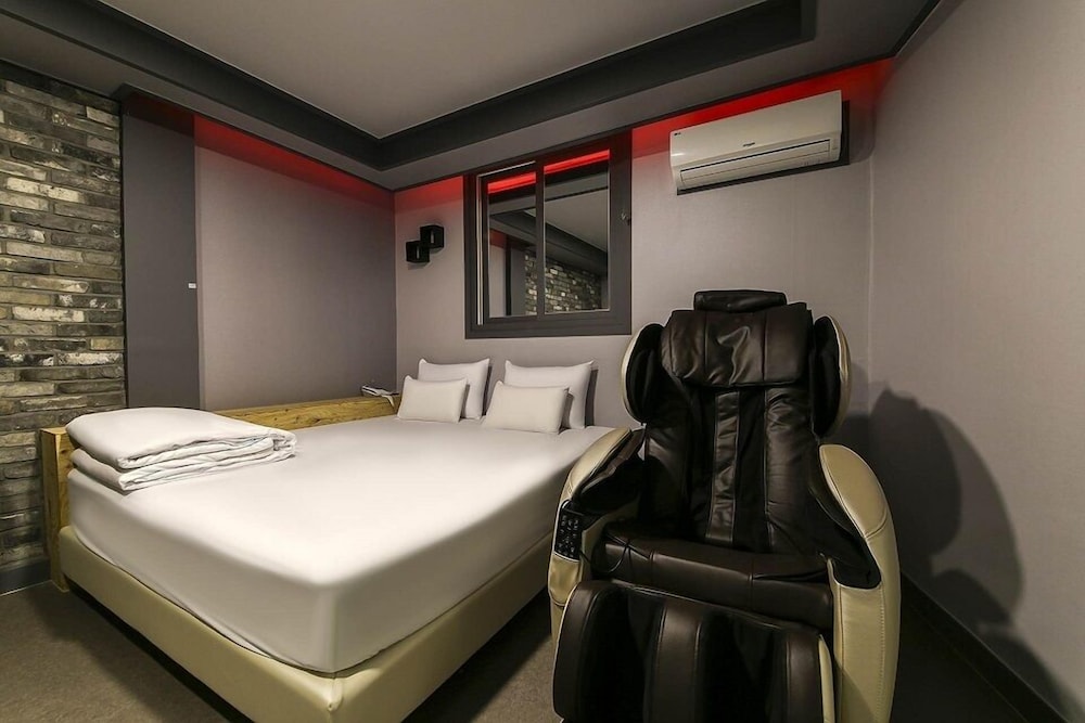 Color M Motel 17/85