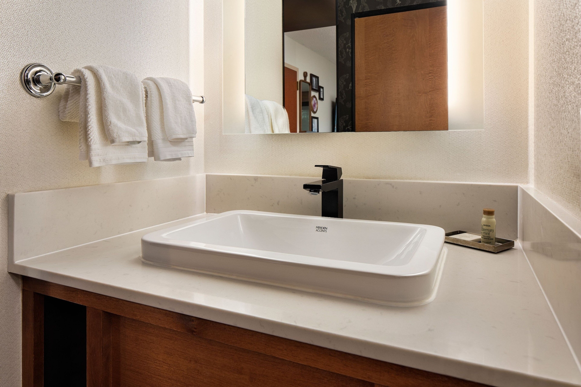غرفة كلوب بسرير كينج، The Depot Renaissance Minneapolis Hotel 2/3