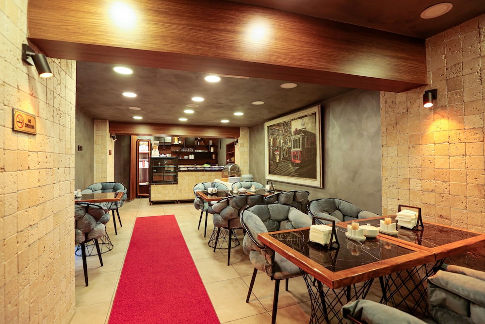 Nova City Hotel 71/85