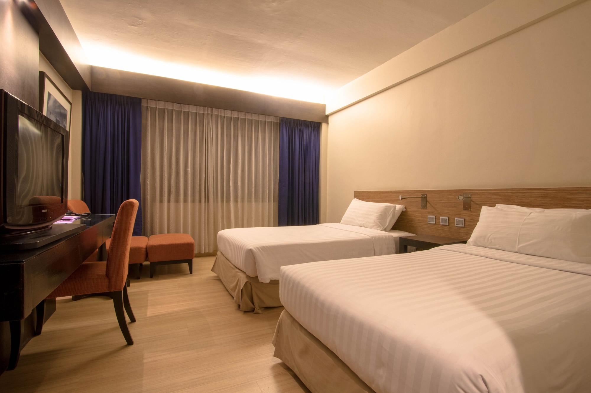 DELUXE, TWIN BEDS