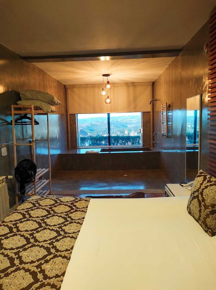 Chris Park Hotel 37/74