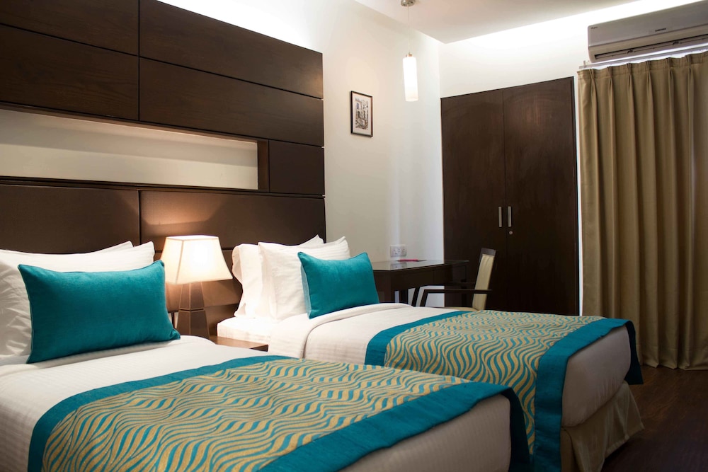 Stately Suites, Golf Course Road 18/58