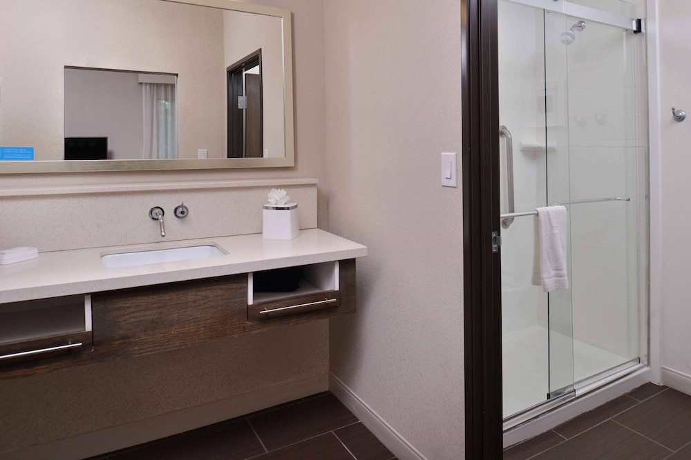 Hampton Inn Suites Dallas Market Center 26/75