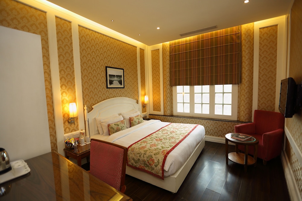 Bright Hotel 10/34