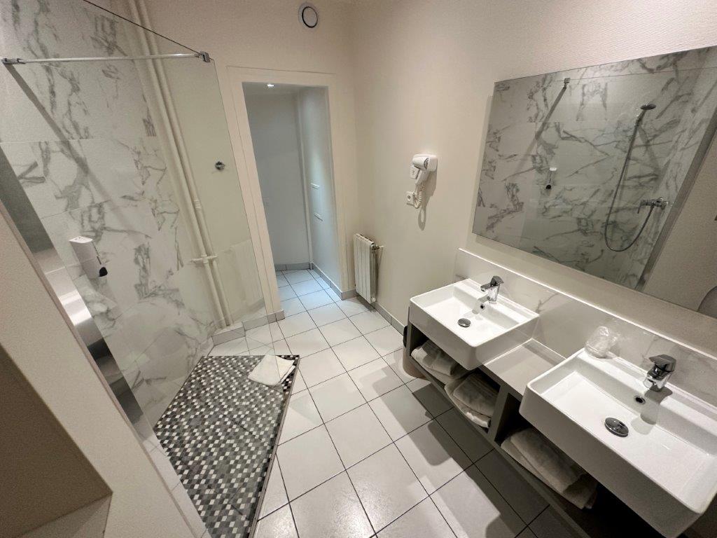 غرفة ثلاثية، Hotel Richmond 4/5
