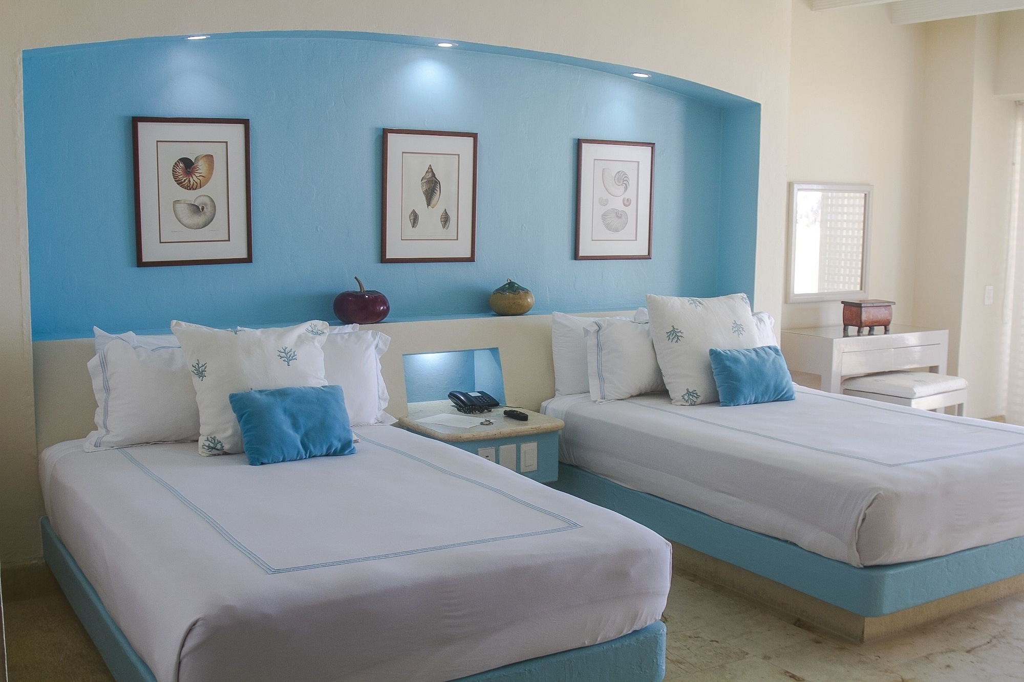 JUNIOR SUITE, 2 DOUBLE BEDS, OCEAN FRONT, TERRACE