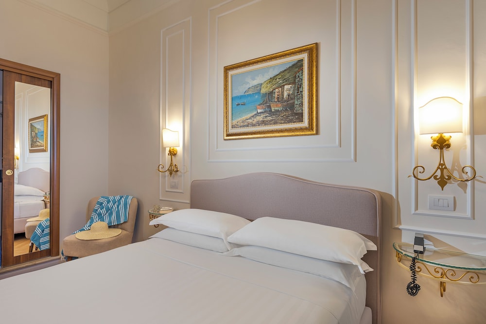 غرفة سوبيريور بسرير كوين بإطلالة على البحر بشرفة، Hotel La Pensione Svizzera 7/10