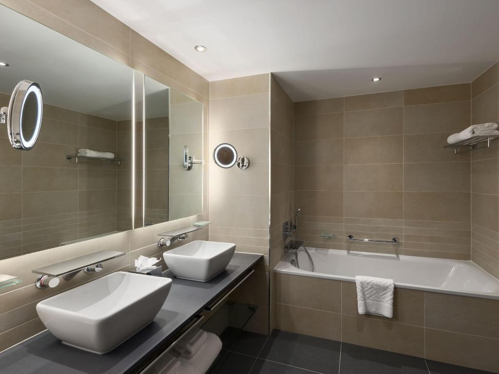 Caroline, Suite, Double Bed، Hilton At St Georges Park Burton upon Trent 4/4