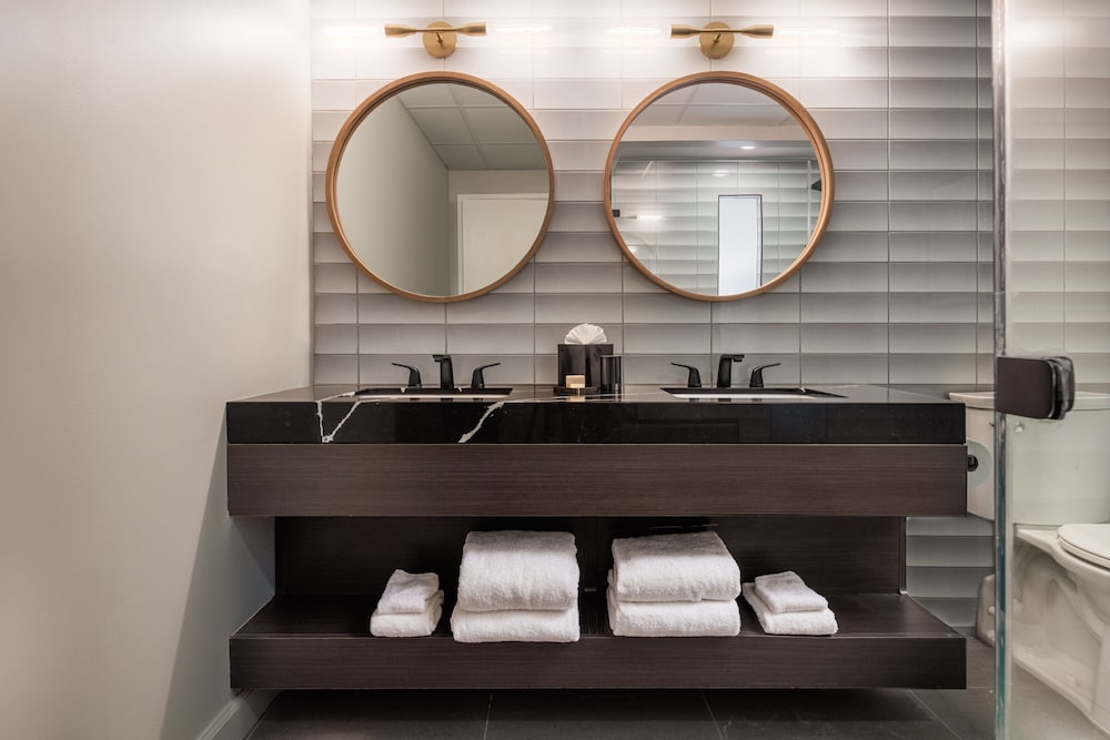 DELUXE, SUITE, 2 QUEEN BEDS