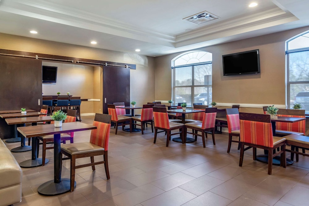 Comfort Inn & Suites Near Six Flags GA 30/38