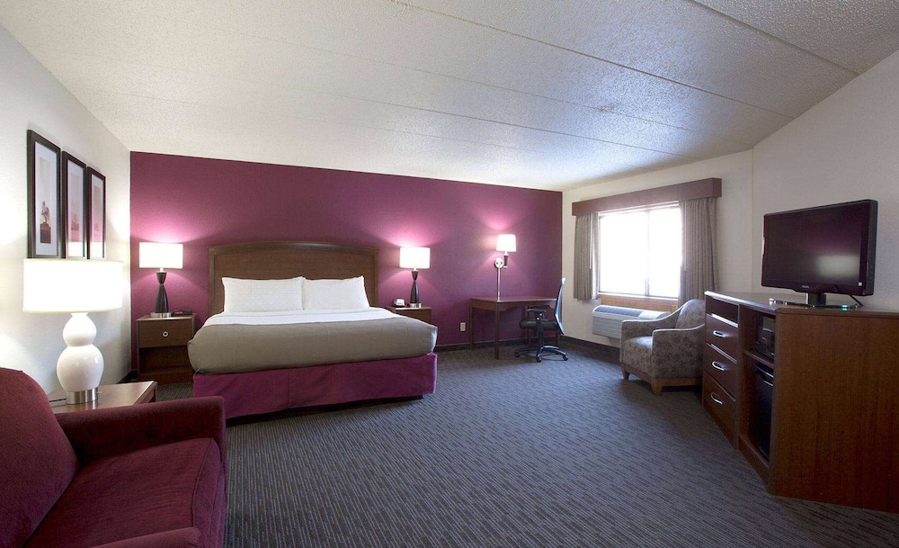 AmericInn by Wyndham Osceola 12/33