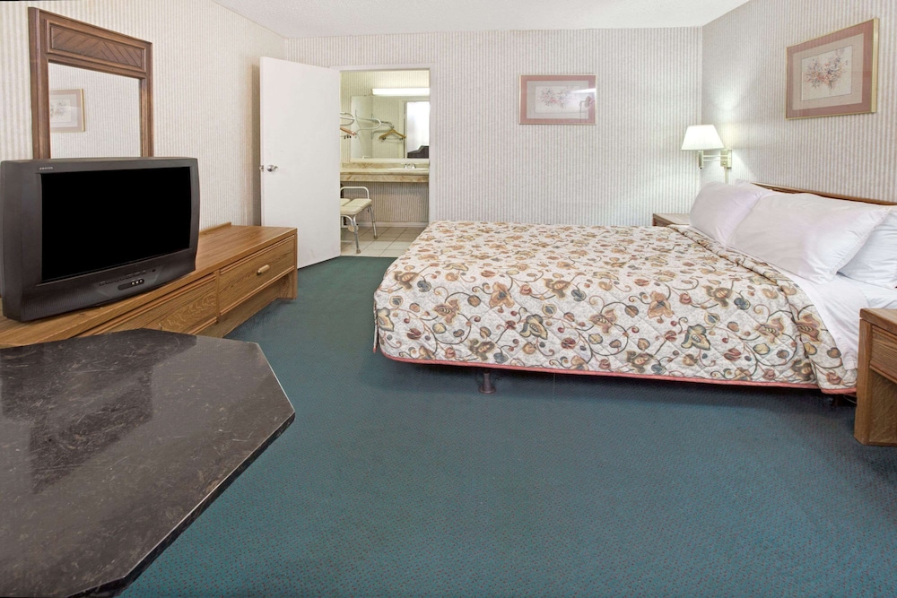 Knights Inn South Houston photo5