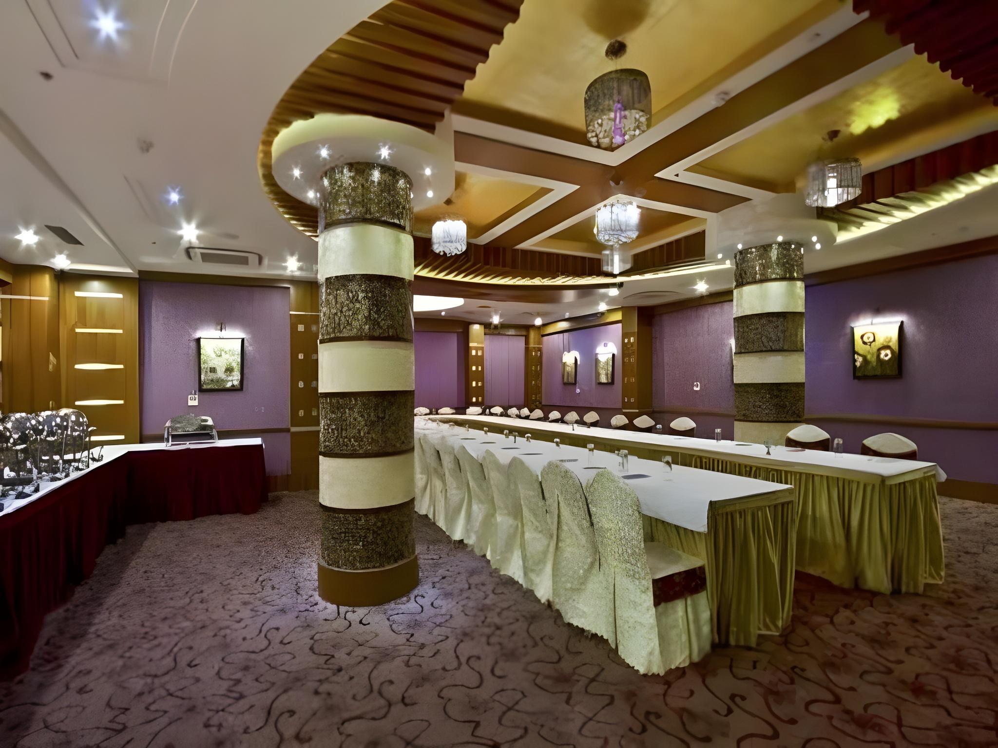 Hotel Gargee Grand 2/25