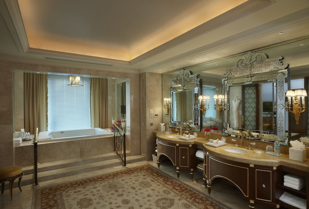 PRESIDENTIAL, SUITE