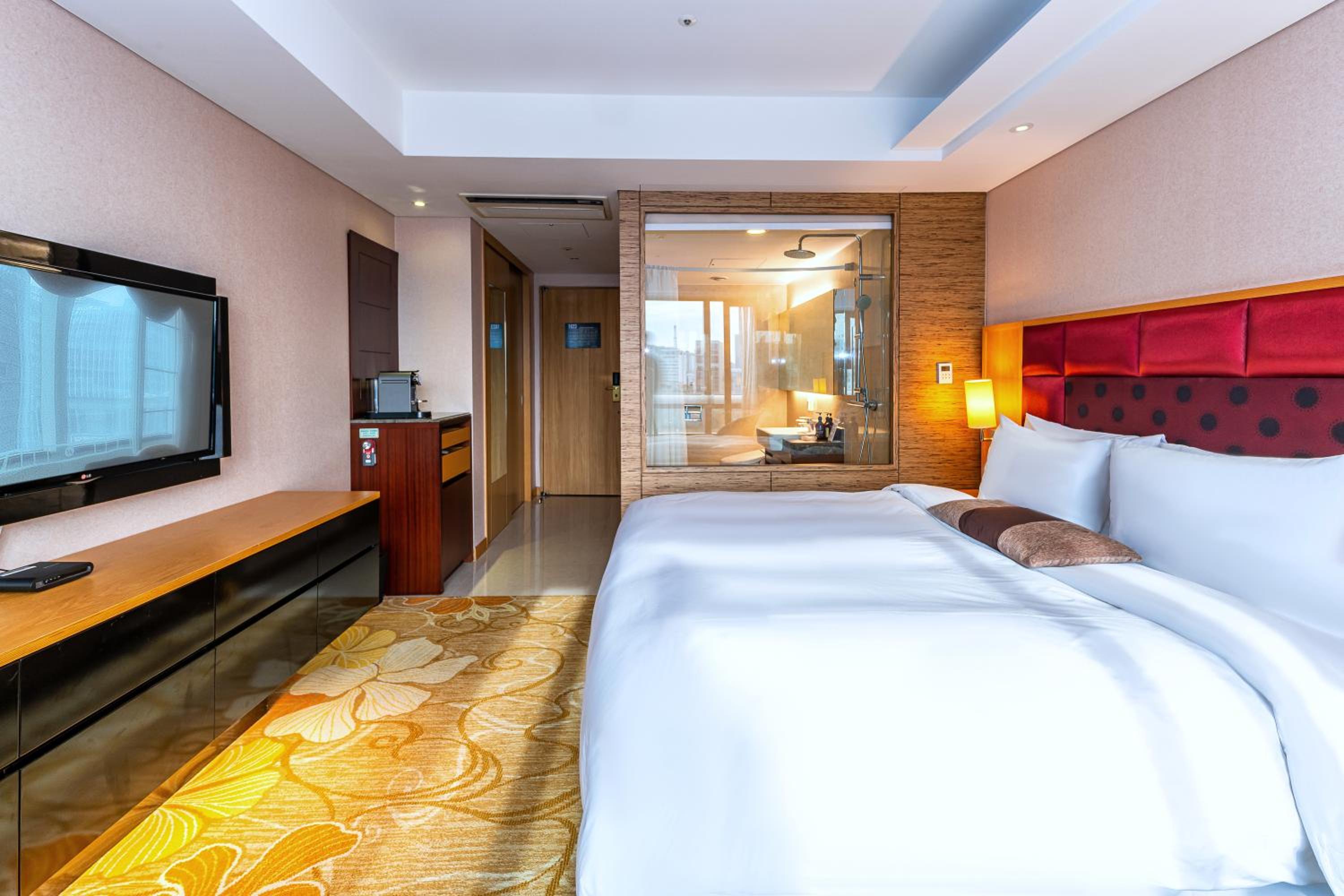 Premium, Queen Bed, Kitchen
