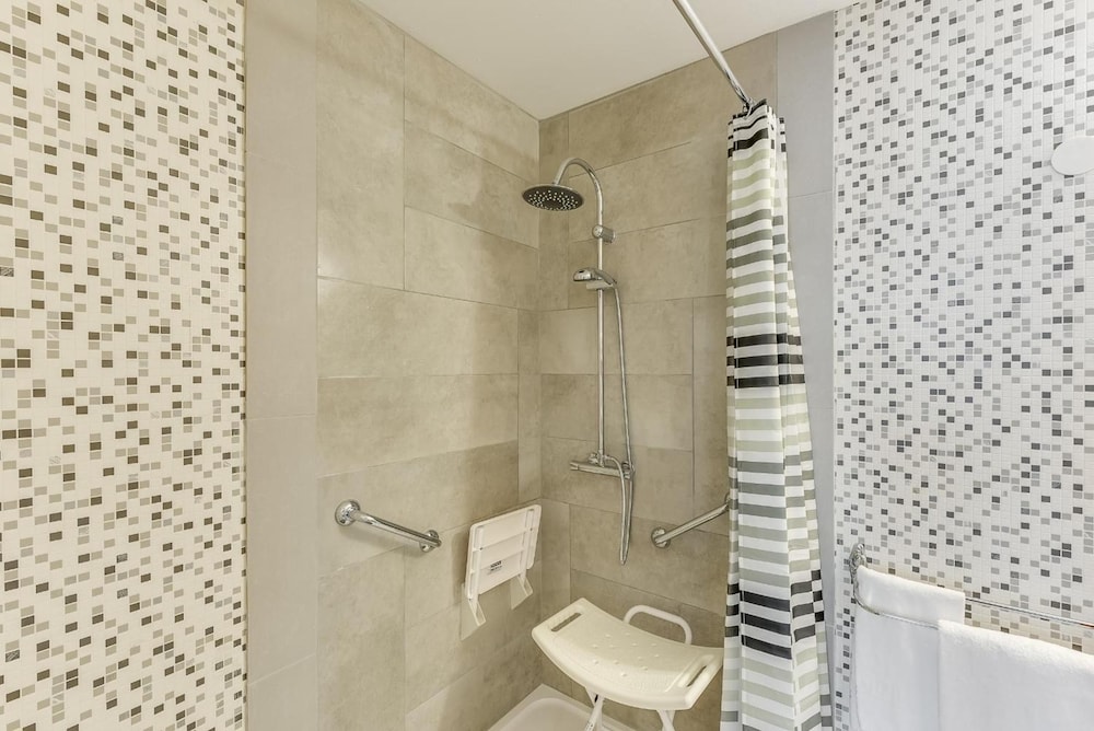 Brit Hotel Confort Thouars 47/48