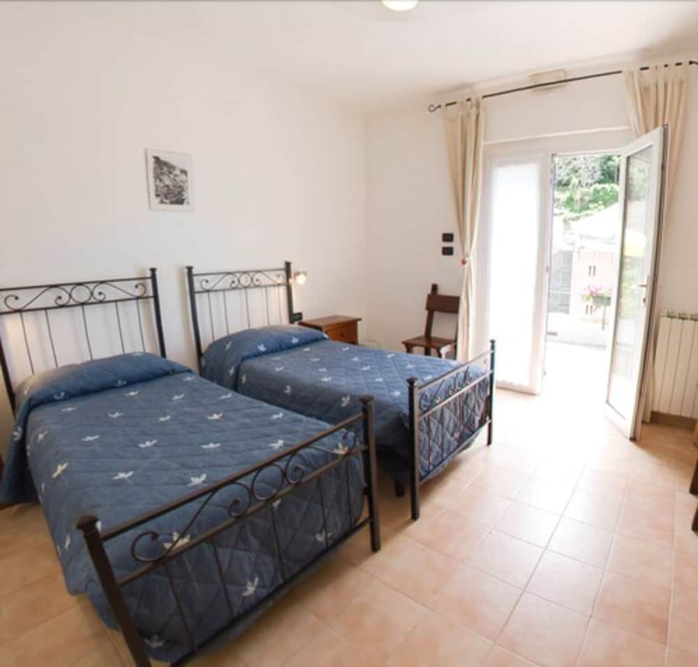 ROOM, DOUBLE BED