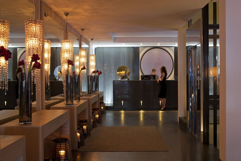 Eight Hotel Paraggi 12/92