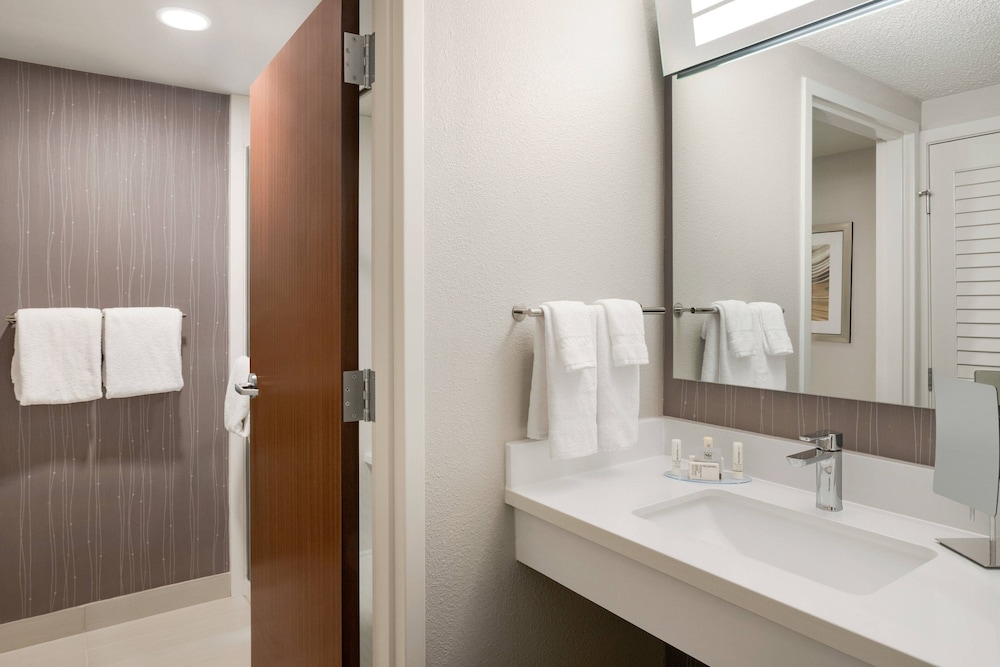 Courtyard By Marriott Tupelo 13/28