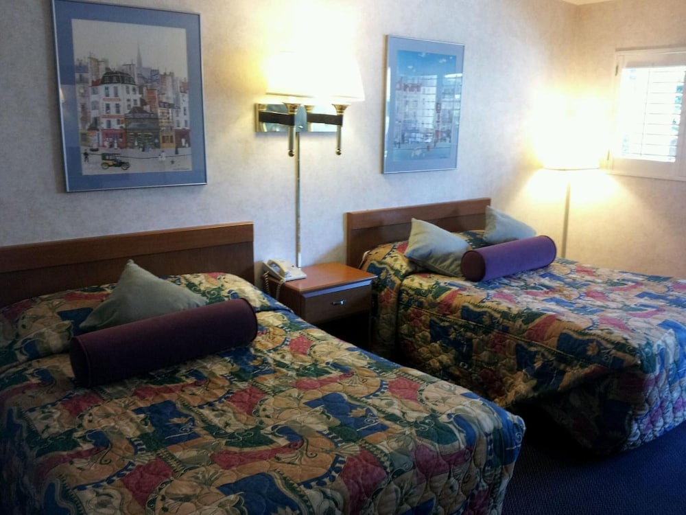 Town House Motel 23/46