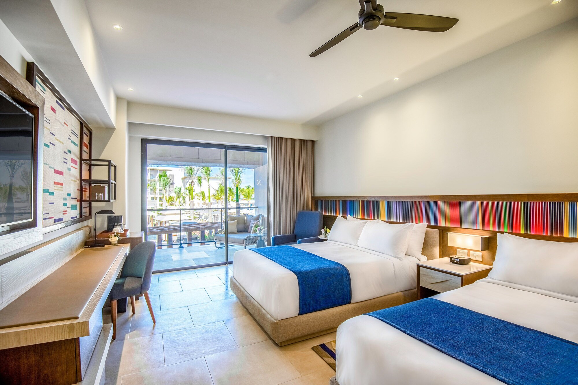 CLUB, JUNIOR SUITE, KING BED, OCEAN VIEW