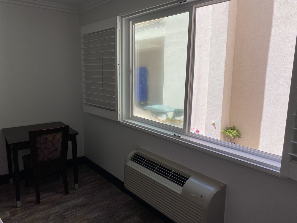 Ocean Surf Inn & Suites 38/73