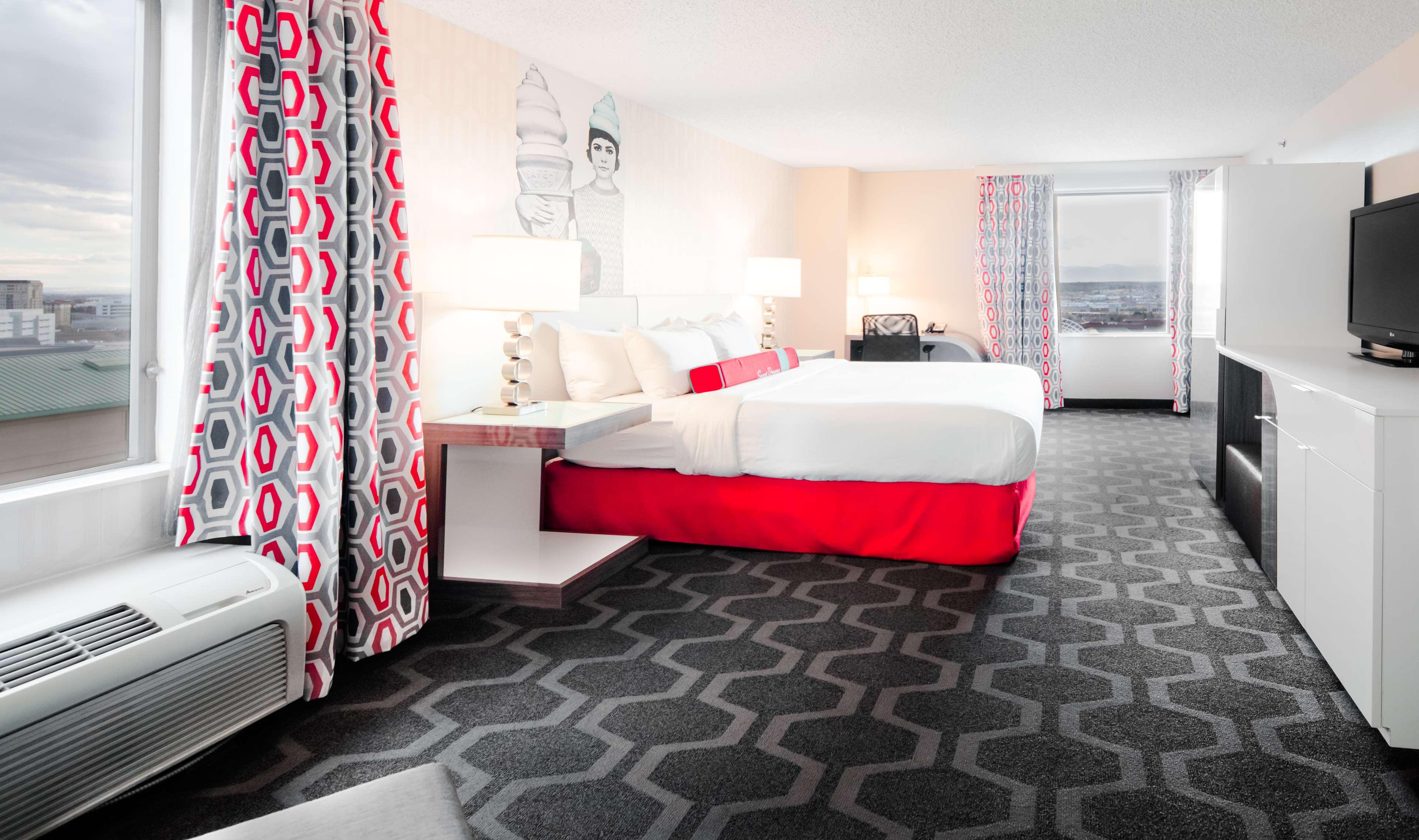 غرفة بسرير كينج بإطلالة على الجبل في طابق مرتفع، The Curtis Denver a DoubleTree by Hilton Hotel 6/6