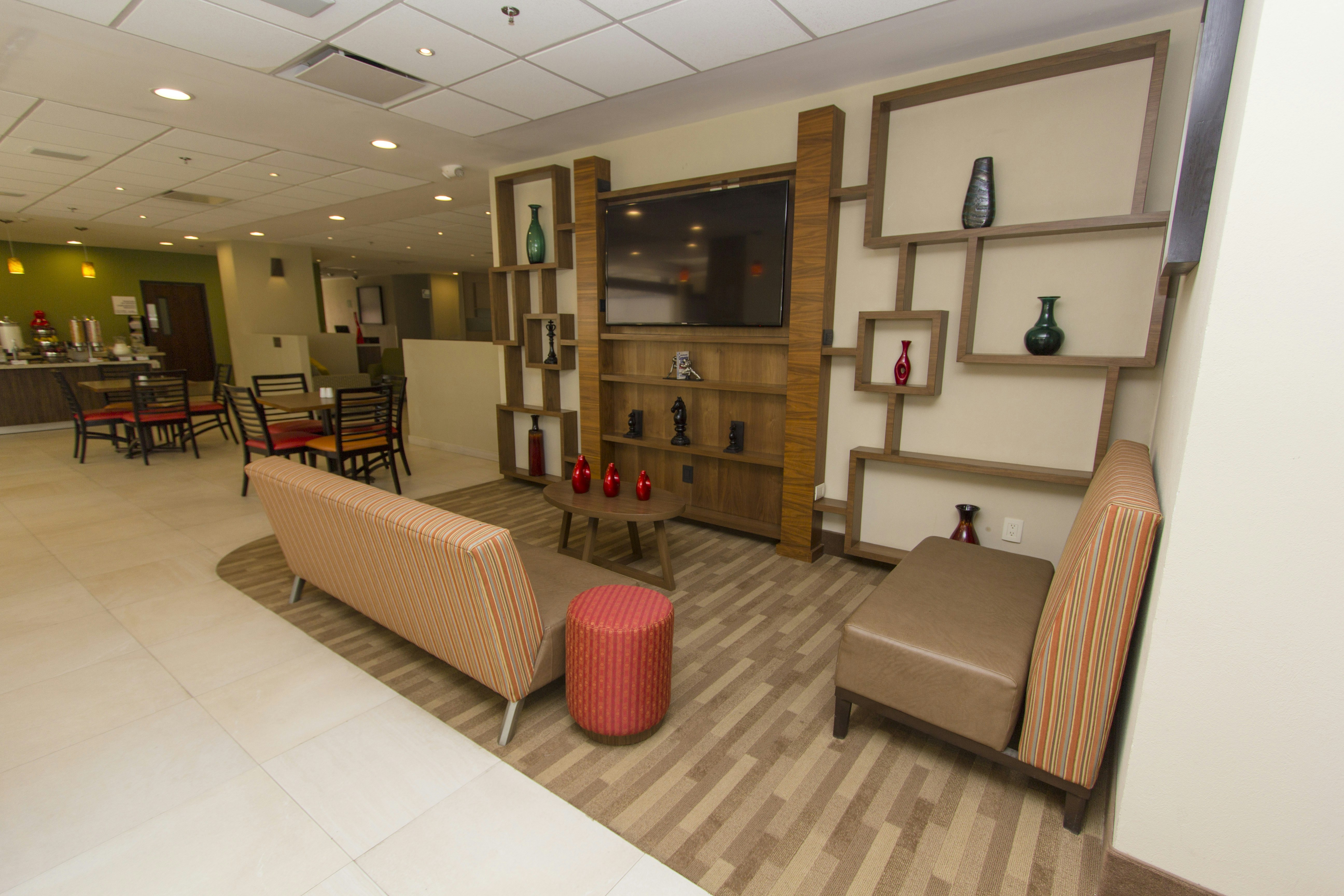 Holiday Inn Express Guadalajara Aeropuerto an IHG Hotel 40/58