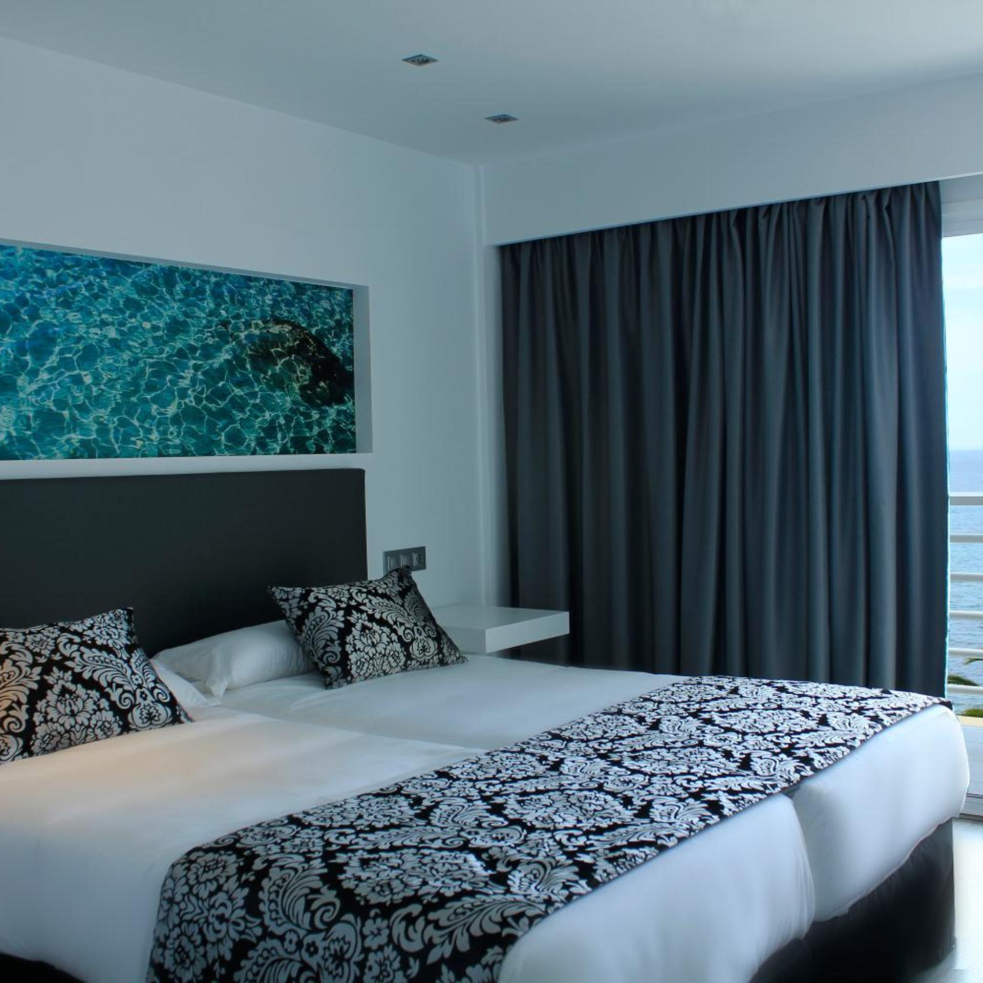 ROOM, TRIPLE, SEA VIEW