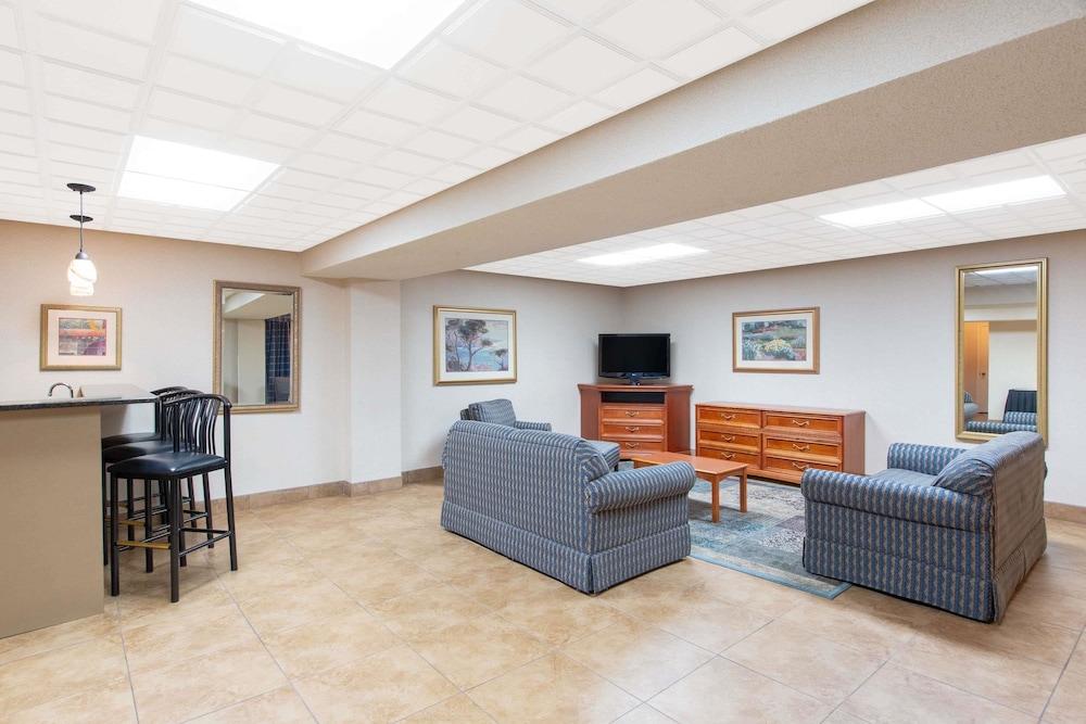 Ramada by Wyndham Midtown Grand Island 18/30
